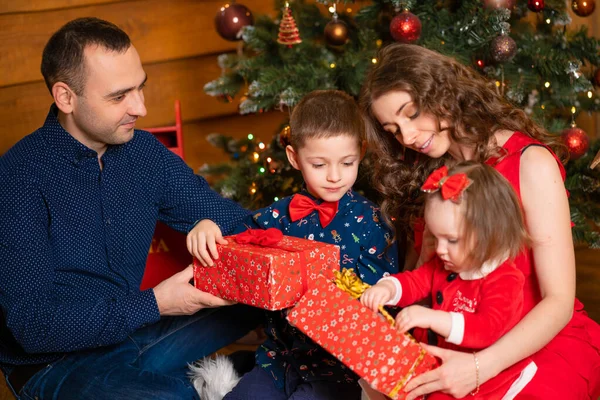 Boldog Család Otthon Tölti Karácsonyt Családi Ünnepek Karácsonyi Mese Legjobb — Stock Fotó