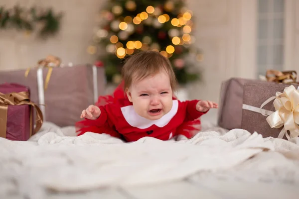 Portrait Petite Fille Tricot Rouge Pleurant Avec Boîte Cadeau Noël — Photo