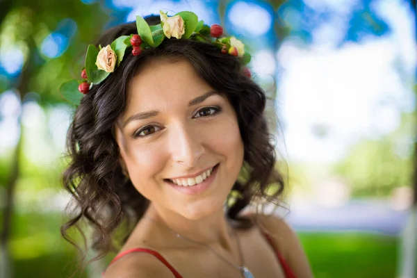 Portret Seksownej Brunetki Kwiatami Włosach Zielonym Parku Dziewczyna Wiosna — Zdjęcie stockowe