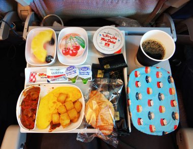 Emirates Havayolları 'ndaki bir yolcu için yiyecek seti. Dubai / BAE - 02.04.2020