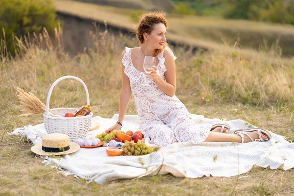 Schöne Mädchen Auf Einem Picknick Einem Malerischen Ort Romantisches Picknick — Stockfoto