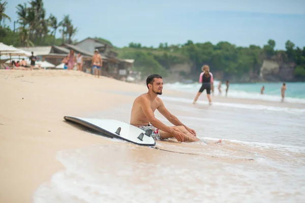 Tipo Está Descansando Una Playa Tropical Arena Después Montar Surf — Foto de Stock