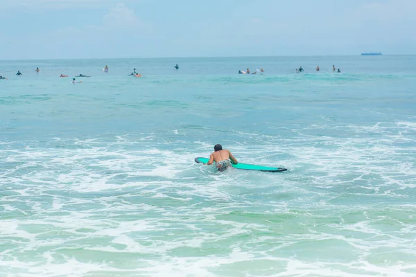 男は海のサーフボードで泳いでいる 夏の職業における健康的なアクティブなライフスタイル — ストック写真