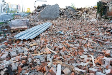 Sökülmüş bina. Bir tuğla dağı. Binaların yıkımı.