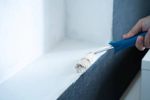 Renovierung Haus Malerei Einer Weißen Wand Mit Einer Walze Mit — Stockfoto