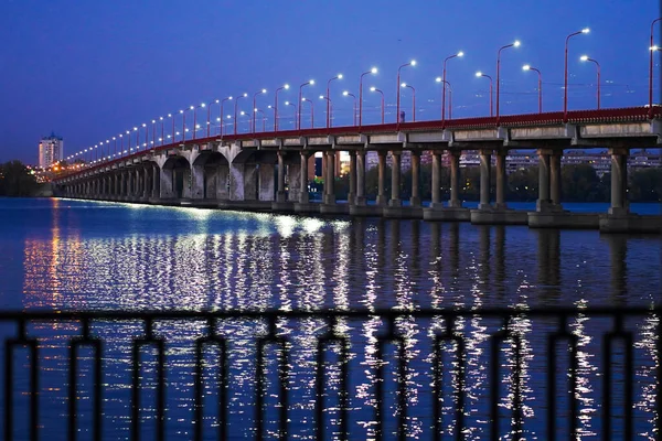 広い川を渡る夕景の写真 道路橋 — ストック写真