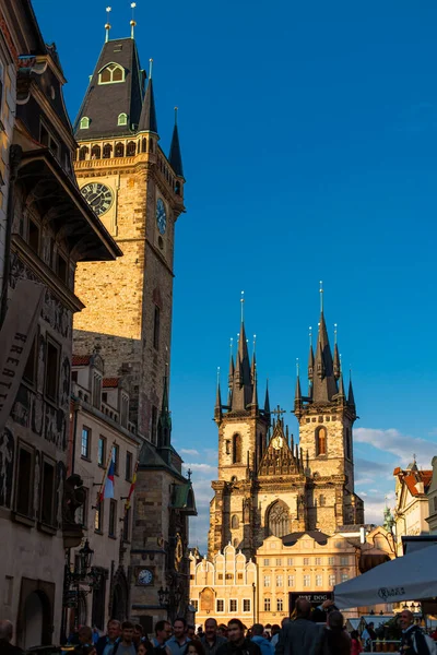 Tyn Temple Old Town Square Prague Crowd Tourists Walk Old — Stock Photo, Image