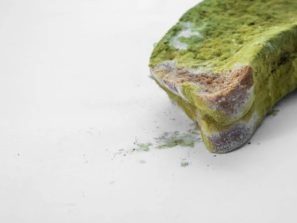Pedaço Pão Coberto Com Mofo Verde Sobre Fundo Branco Isolado — Fotografia de Stock