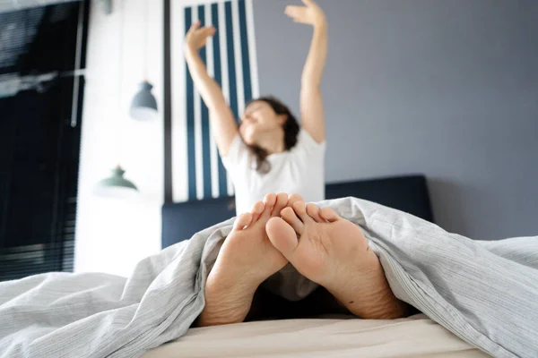 Gyönyörű Lány Felébred Hangulatban Egy Elegáns Lakásban Kilátás Lábból — Stock Fotó