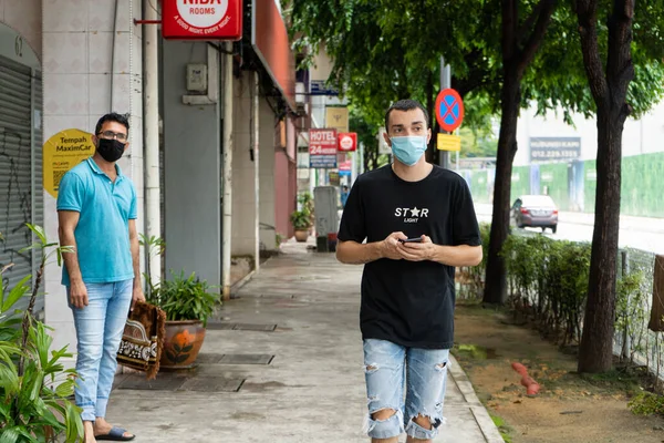 一个戴着医疗面具的人走在街上 大流行病病毒 马来西亚吉隆坡 2020 — 图库照片