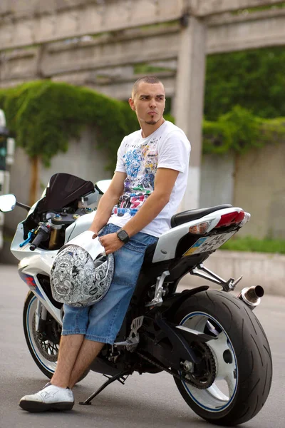 Een Jongeman Een Krachtige Sportfiets Foto Straat Dnipro Oekraïne 2014 — Stockfoto