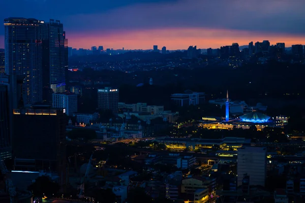 Вечерний Закат Города Облаками Дождя Ночной Дождь Великолепный Вид Ландшафты — стоковое фото