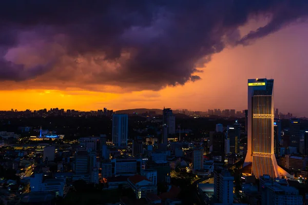 Construindo Arranha Céus Maybank Pôr Sol Nuvens Chuva Vistas Lindas — Fotografia de Stock