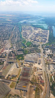 Uçak penceresinden yere bakan manzara. Gökyüzünden manzara görüntüsü.