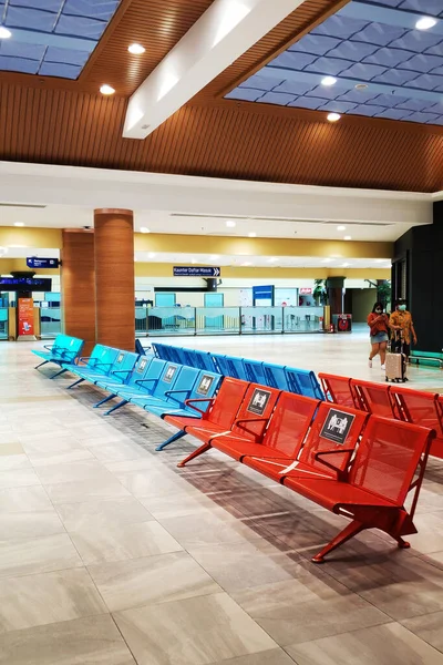 Salón Del Aeropuerto Bancos Asientos Alineados Través Asiento Distanciamiento Social —  Fotos de Stock