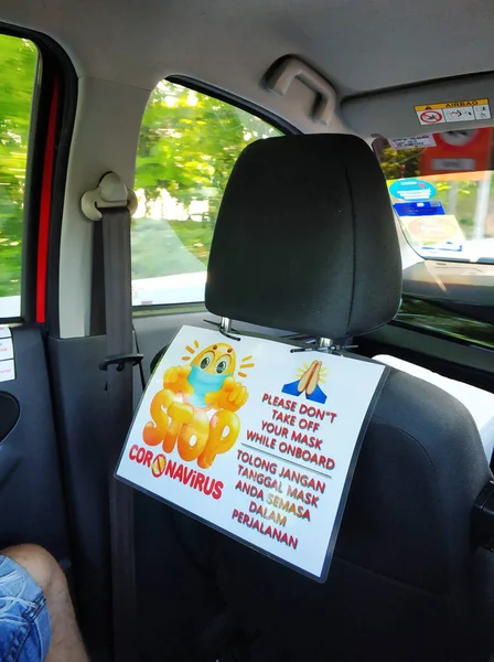 在出租汽车上戴口罩的提醒牌 科罗纳威斯大流行病马来西亚吉隆坡 2020 — 图库照片