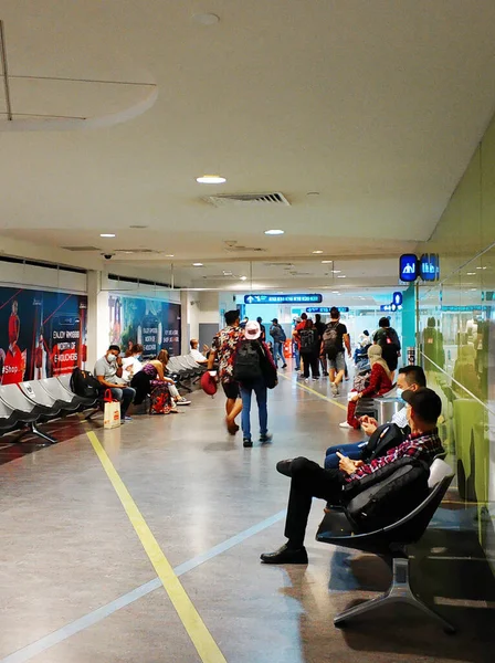Binnenlandse Lounge Voor Vertrek Kuala Lumpur Luchthaven Mensen Met Maskers — Stockfoto