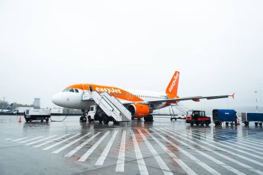 Havaalanındaki bir yolcu uçağı uçmaya hazırlanıyor. Krakw, Polonya - 05.15.2019