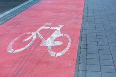 Kaldırımda kırmızıyla işaretlenmiş bisiklet yolu.