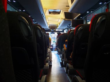 Uçağa binmeden önce turist otobüsü. Türkiye, İstanbul - 21.07.2020