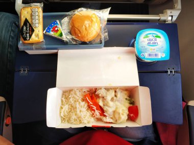 Flydubai 'li bir yolcu için yemek takımı. Uçakta yemek var. Dubai / BAE - 02.04.2020