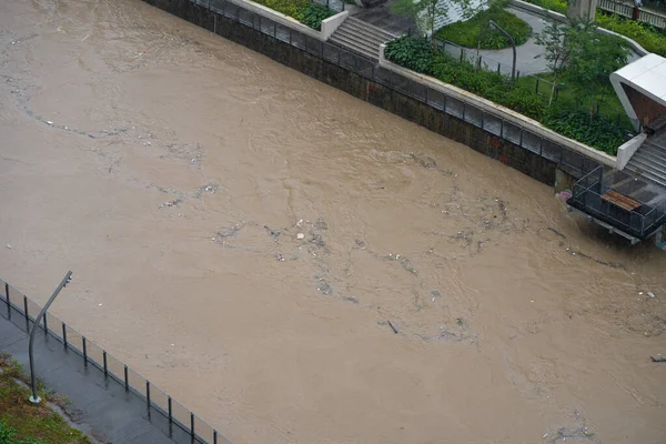 Flusskanal Einer Großstadt Abwasser Nach Regen Trägt Müll Den Fluss — Stockfoto