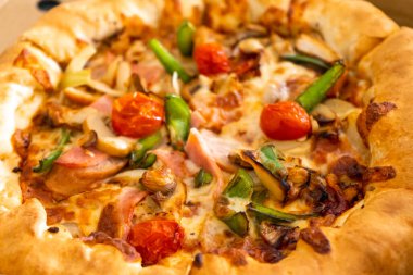 Tek kişilik pizza. Kutuda mini pizza. Yemek teslimatı.