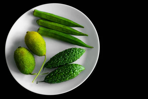 Зеленые Овощи Белой Пластине Черном Фоне — стоковое фото