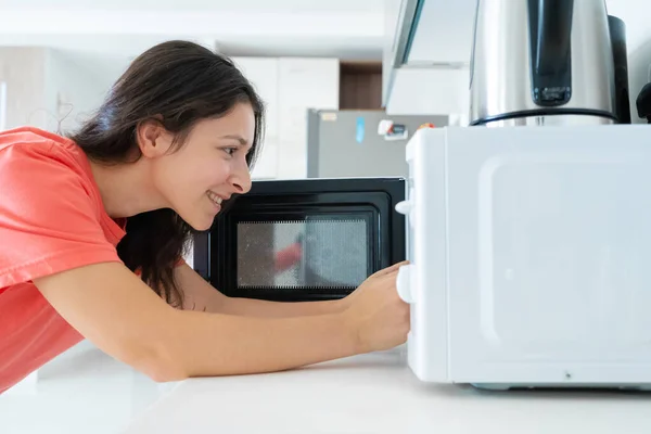 Menina Aquece Comida Microondas Lanche Rápido — Fotografia de Stock