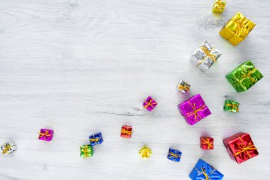 Beyaz arka planda çeşitli boylarda çok renkli, parlak tatil hediye kutuları. Boşluğu kopyala.