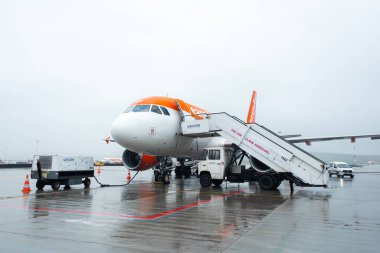 Havaalanındaki bir yolcu uçağı uçmaya hazırlanıyor. Krakw, Polonya - 05.15.2019