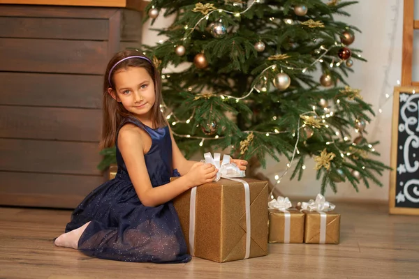 Infância Feliz Conto Fadas Mágico Natal Menina Sonha Antes Abrir — Fotografia de Stock