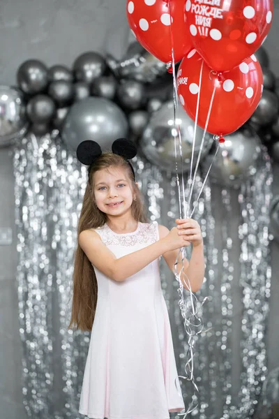 Kırmızı Balonlu Küçük Kız Doğum Gününü Kutluyor — Stok fotoğraf