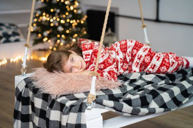 Pijamalı küçük bir kız şenlikli bir gecede uyuyamaz. Noel sihirli peri masalı. Mutlu çocukluk.