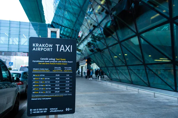 在机场候机楼张贴出租车广告的横幅 波兰克拉科夫 2019 — 图库照片