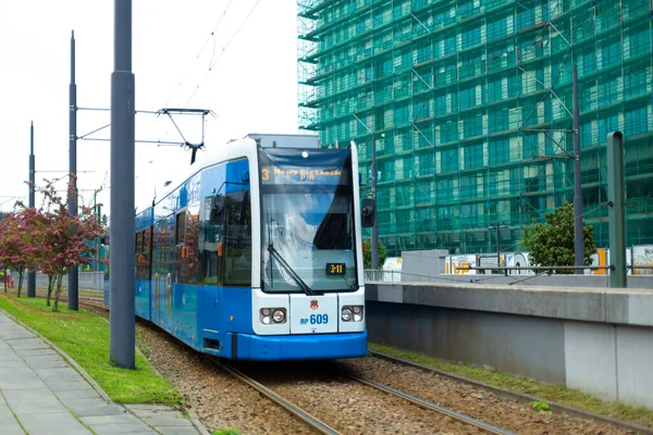 Σύγχρονες Αστικές Μεταφορές Ευρωπαϊκών Πόλεων Χαμηλού Επιπέδου Τραμ Κρακοβία Πολωνία — Φωτογραφία Αρχείου