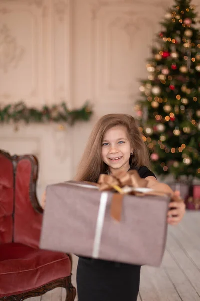 Uma Menina Abre Presente Natal Papai Noel Conto Natal Infância — Fotografia de Stock