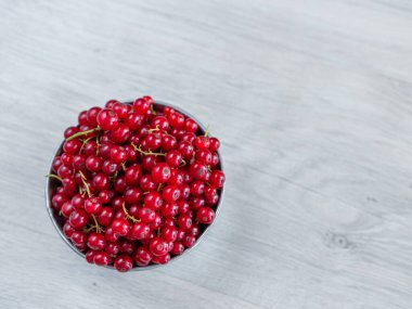 Kırmızı üzümlerle dolu metal bir leğen..