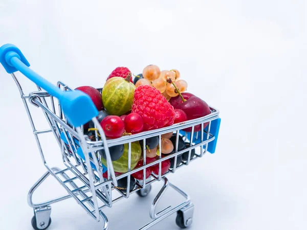 Mini Carrinho Supermercado Cheio Bagas Vitaminas Frescas Isoladas Fundo Branco — Fotografia de Stock