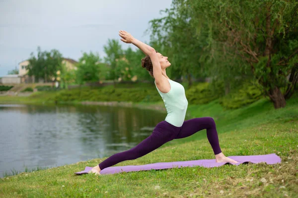 Una Joven Deportista Practica Yoga Césped Verde Junto Río Assans — Foto de Stock