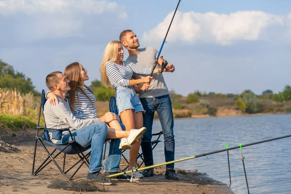 Grupo Jóvenes Amigos Pescando Muelle Junto Lago —  Fotos de Stock