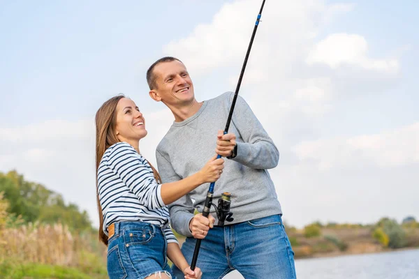 Feliz Joven Pareja Pesca Junto Lago —  Fotos de Stock