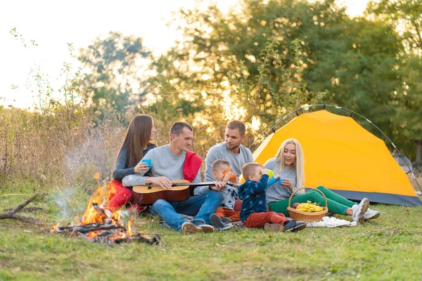 Viaje Turismo Caminata Picnic Concepto Personas Grupo Amigos Felices Con — Foto de Stock