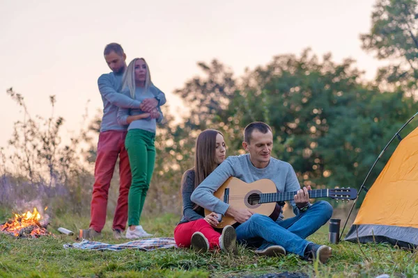 Grupo Amigos Felices Con Guitarra Divertirse Aire Libre Cerca Hoguera — Foto de Stock