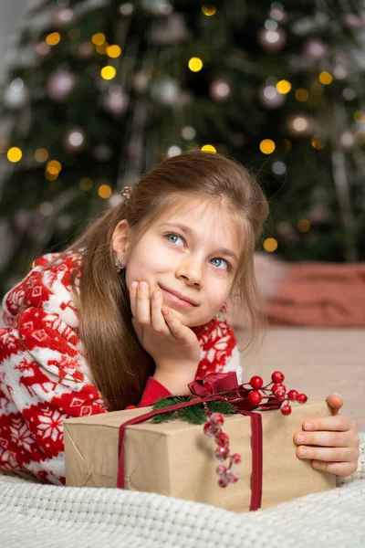Une Petite Fille Pyjama Tôt Matin Trouvé Cadeau Père Noël — Photo