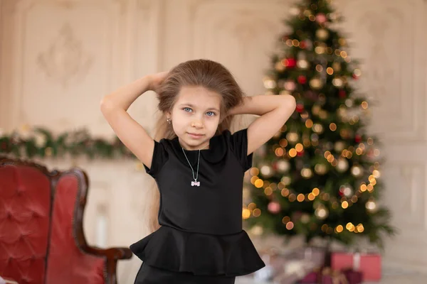 Küçük Bir Kız Noel Baba Dan Bir Noel Hediyesi Açar — Stok fotoğraf