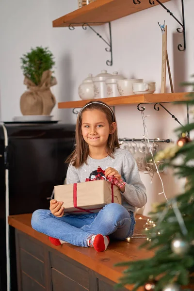 Petite Fille Ouvre Une Boîte Avec Cadeau Noël Père Noël — Photo