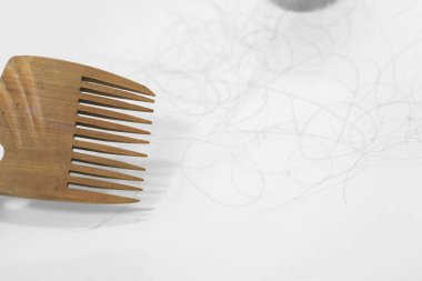 Saç dökülmesi. Kafasını taradıktan sonra lavaboda saç var..