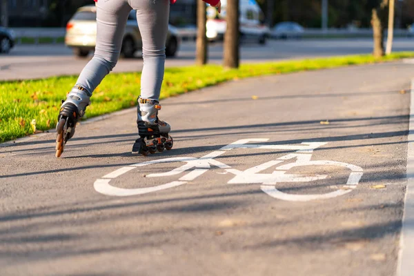 Ocio Activo Una Chica Deportiva Está Patinando Parque Otoño —  Fotos de Stock