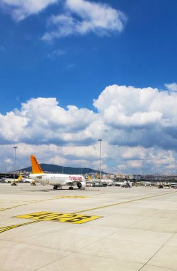 Havaalanındaki terminalin yakınına bir Pegasus yolcu uçağı park ediyor. Türkiye / İstanbul - 21.07.2020